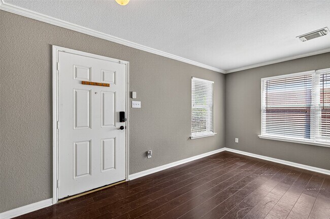 Building Photo - 5615 W Harrow Dr