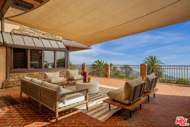 Building Photo - 620 Resolano Dr