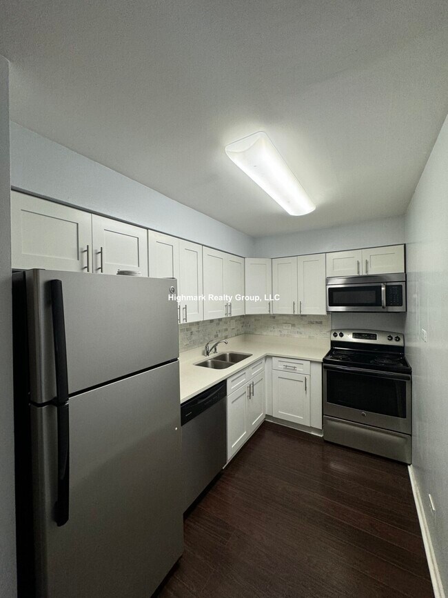Building Photo - 3825 N Pine Grove Ave