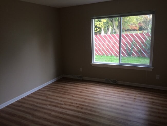 Building Photo - Updated Madison West townhomes - stainless appliances and many other upgrades