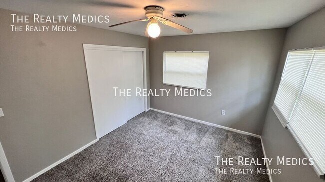 Building Photo - 904 Hall St