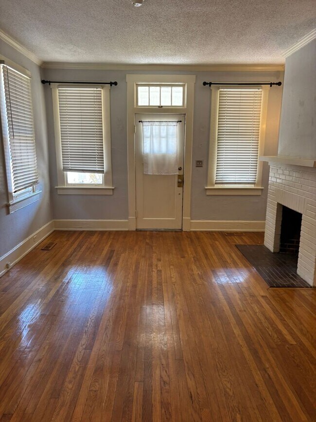 Building Photo - Lakebottom Area! Hardwood Floors Throughout! Call the office to schedule a tour!