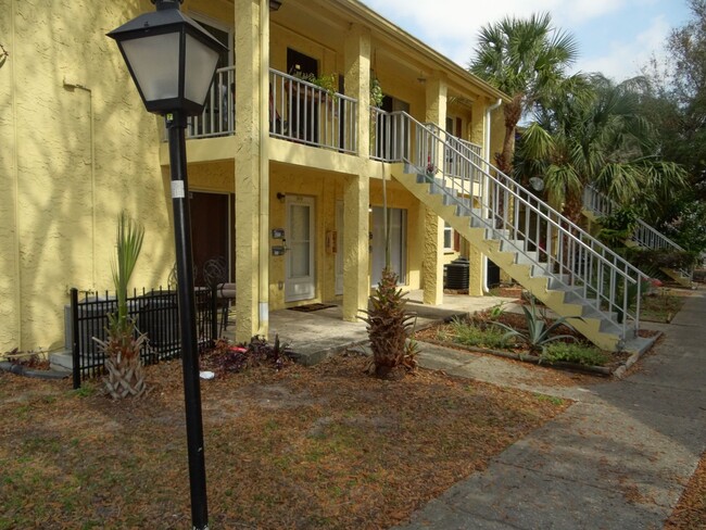 Building Photo - 1 bed / 1 bath condo with a bonus den - Co...