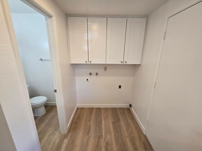 Building Photo - Spacious townhome in a well-maintained El Cajon complex