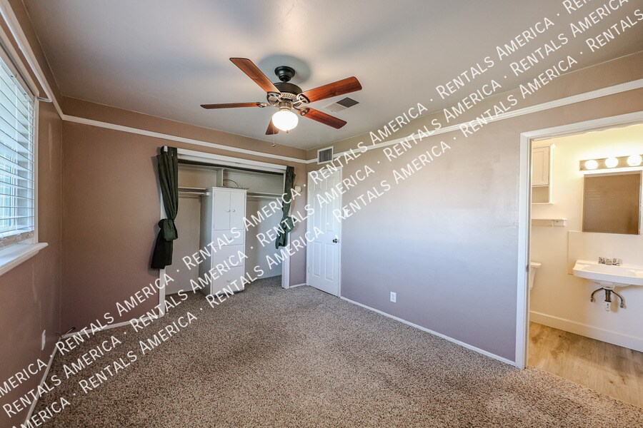 Building Photo - 6924 E Cheery Lynn Rd