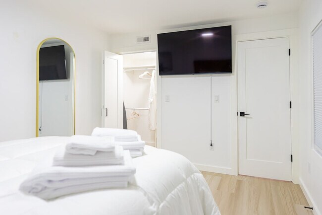 Building Photo - 42 White St Pl