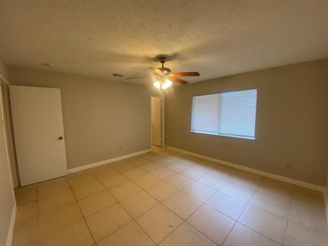 Building Photo - 14511 Flair Dr