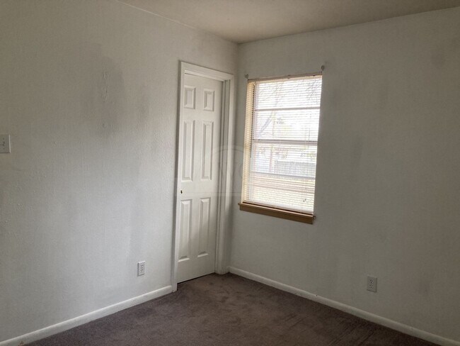 Building Photo - 303 Ridge St