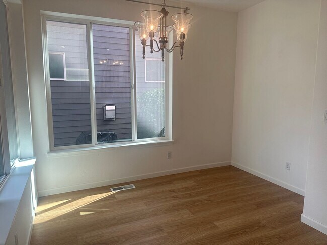Building Photo - 3 Bedroom Beaverton Home with A/C!