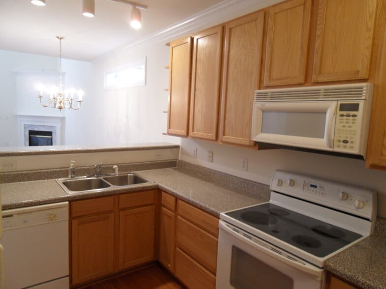 Kitchen - 5320 Goldenglow Way