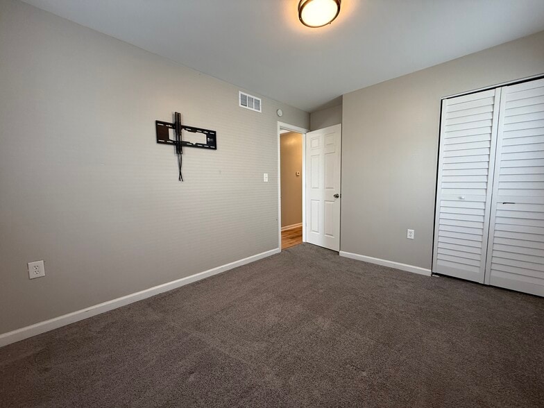 Building Photo - 14310 Hobart Ave