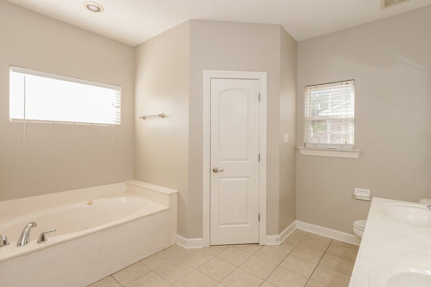 Building Photo - 1655 Kings Pond Cove