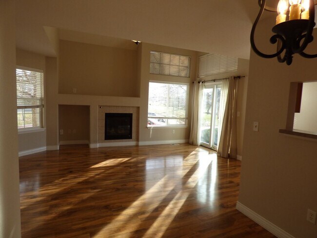 Building Photo - 805 Summer Hawk Dr