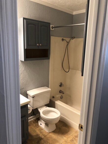 Building Photo - 12 Oak Forest Pl