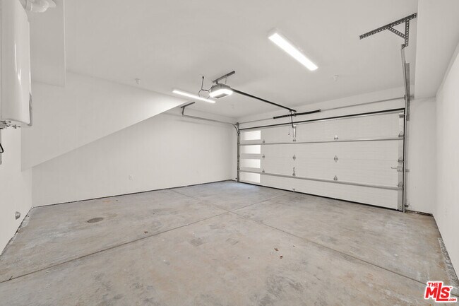 Building Photo - 1202 N Orange Grove Ave