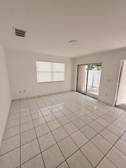 Building Photo - 2647 SW 28th Ct