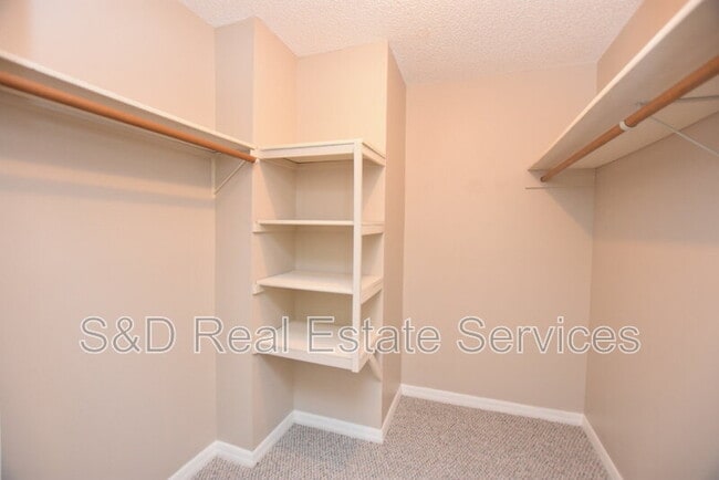 Building Photo - 637 Victoria Square Ln