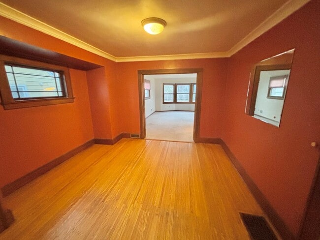 Building Photo - Spacious 3bd House | Driveway | Sunroom