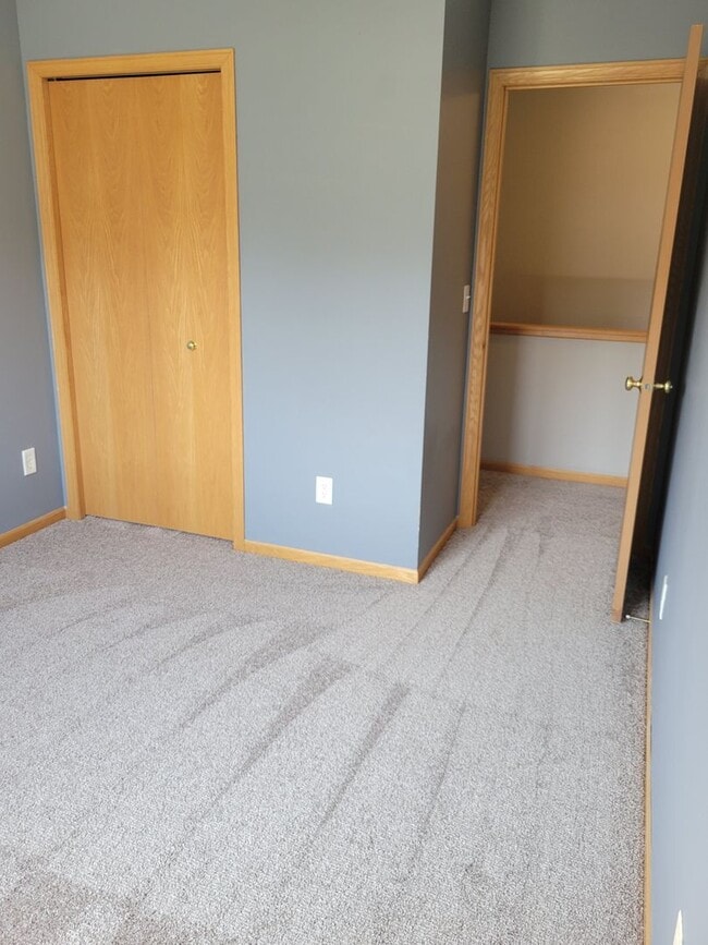 Building Photo - Spacious End Unit Townhouse