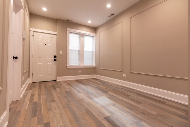 Building Photo - 3757 W Addison St