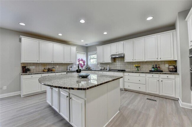 Building Photo - 4805 Shelbourne Dr