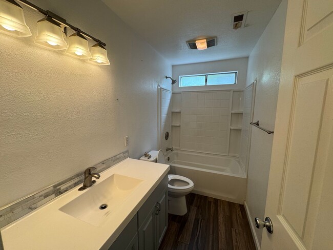 Building Photo - 3 bdrm 2 bath house on quiet cul -de-sac w...