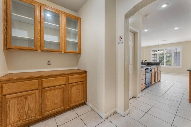 Building Photo - Luxurious Home in Gated Community