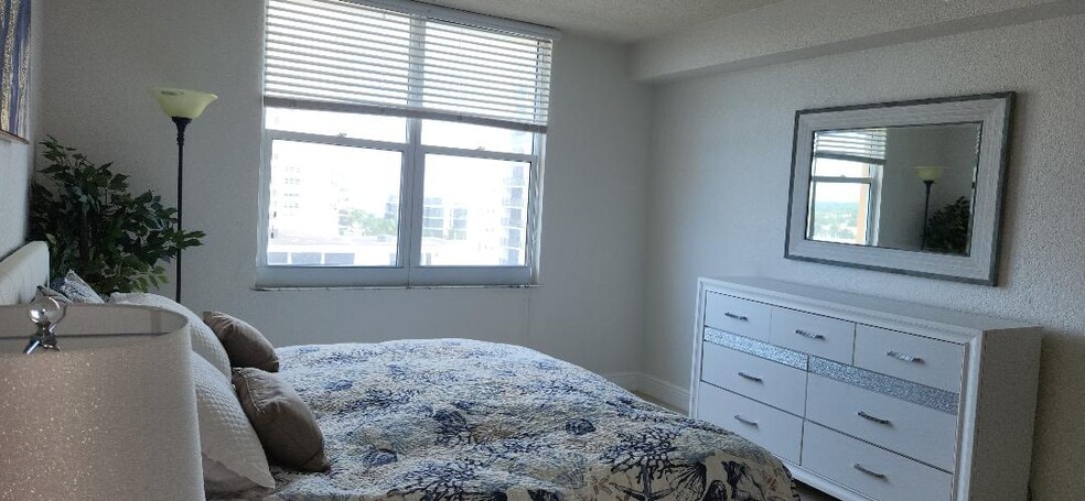 bedroom - 2501 S Ocean Dr