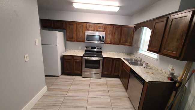 Building Photo - Townhome Available!