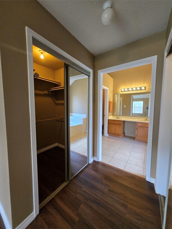 Building Photo - 2730 N Larkspur Cir