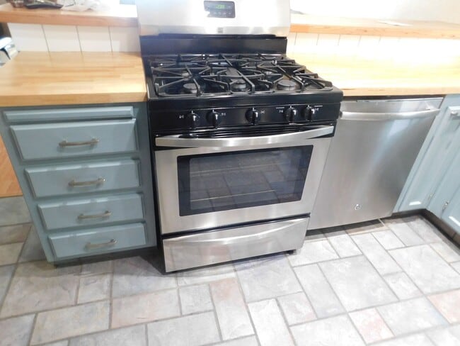 Building Photo - Spacious 3bd 2.5ba Quiet location.