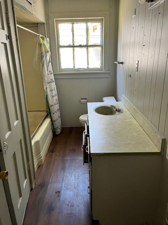 Building Photo - Classic 2 Bedroom Home - Central HVAC!