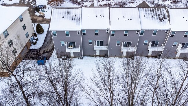 Building Photo - Beautiful End Unit 3 Bedroom Townhouse - Franklin Regional School District - Available May 15th!