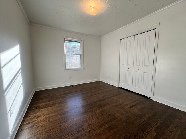 Building Photo - 3 Bed, 1 Bath, Brick Ranch with Attached Carport