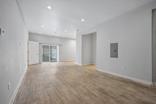 Building Photo - 980 N Marshall St
