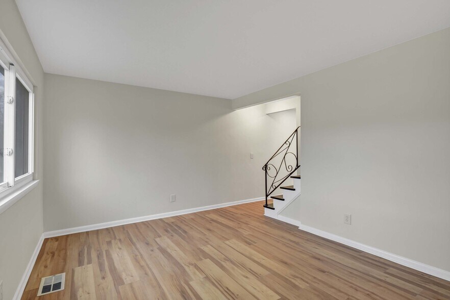 Building Photo - 5983A Glenway Dr