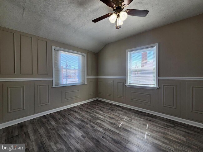 Building Photo - 1925 Ewald Ave