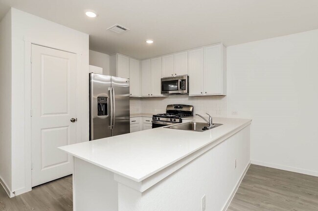 Building Photo - 3222 Roslyn Grist