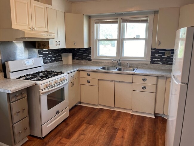 Building Photo - For Rent: Charming Newly Renovated 2-Bedro...