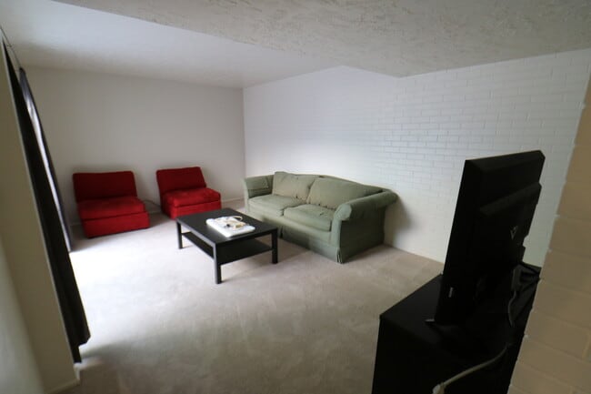 Building Photo - 4 Bedroom 3.5 Bathroom Townhome in Provo!