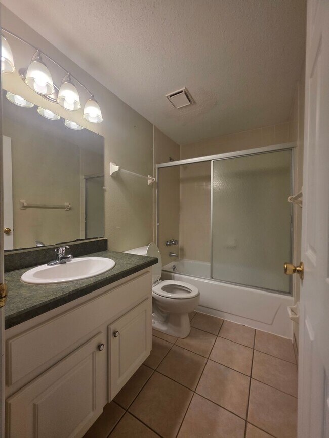 Building Photo - 2 bedroom 1/5 Bath Townhome in South Daytona