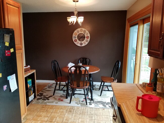 Building Photo - Cedar Falls House Available June 1st