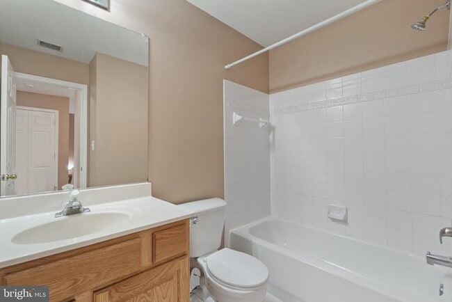 Building Photo - 641 Springhouse Square SE