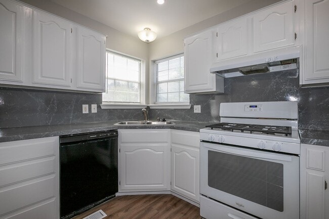 Building Photo - Gorgeous 4 Bedroom Remodel, Union Schools!