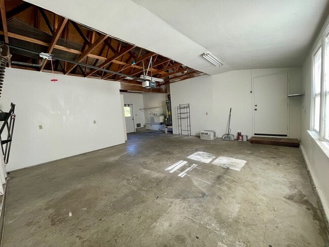 Building Photo - 2 Bedroom 1 Bathroom Home in Spring Valley