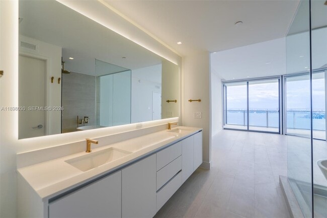 Building Photo - 700 NE 24th St