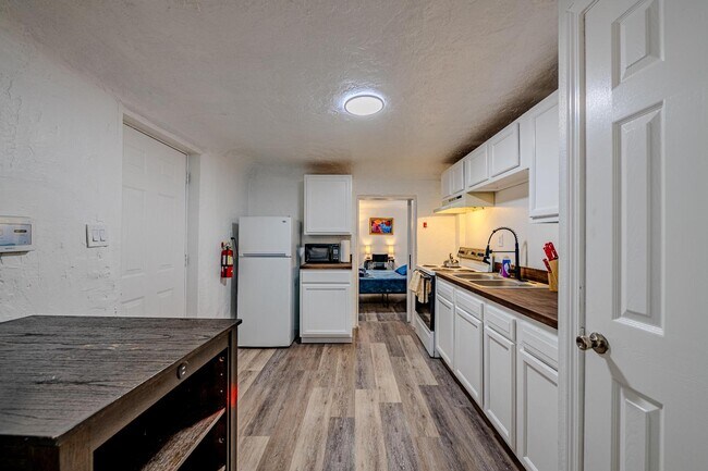 Building Photo - 704 Pacific Ave SW