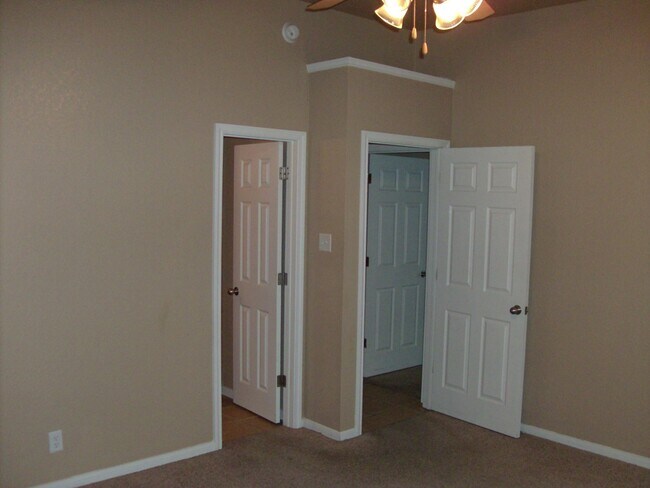 Building Photo - Well-Maintained Home Near Clear Creek Gate...