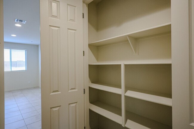 Building Photo - 4 Bedroom + Den in Foothills at Northpointe