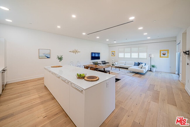 Building Photo - 6142 1/2 Lexington Ave